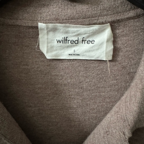 Almost new, worn once. Aritzia shacket size small. Excellent condition - Picture 3 of 3